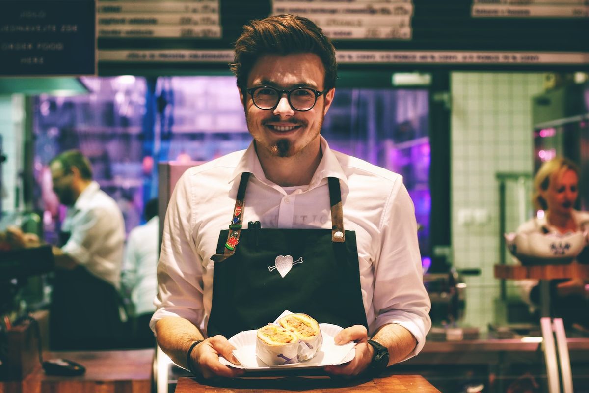 perbedaan waiter dan barista