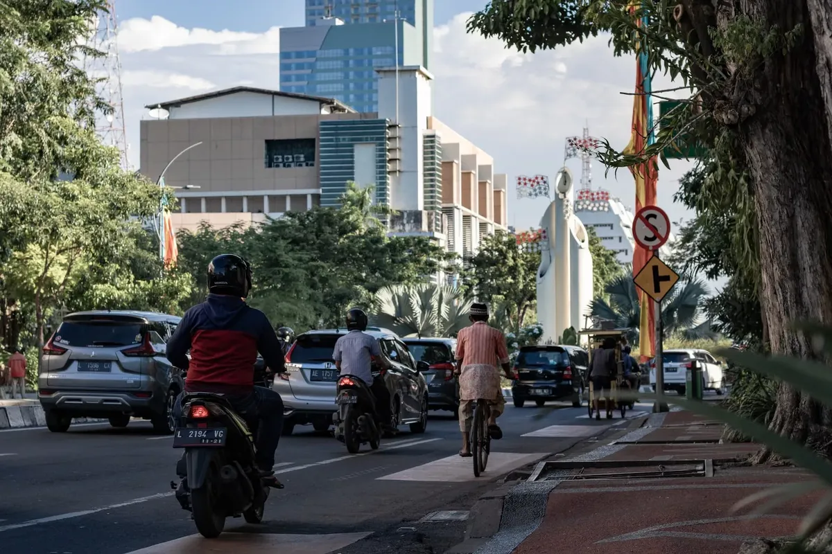 berapa umr Surabaya 2023