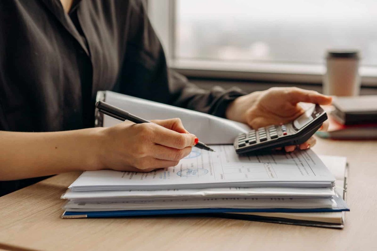 perbedaan accounting dan finance