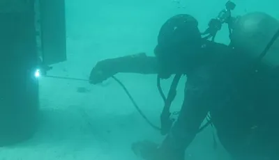 tukang las bawah laut